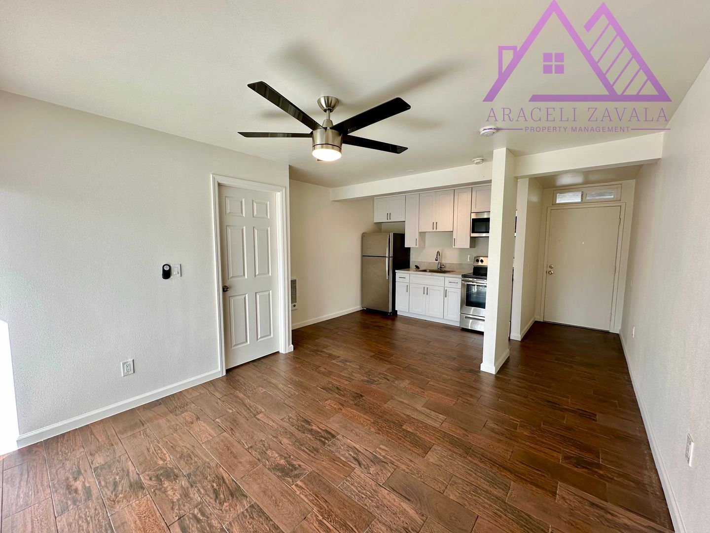 Oceanside Apartment: 1973 Apple St.