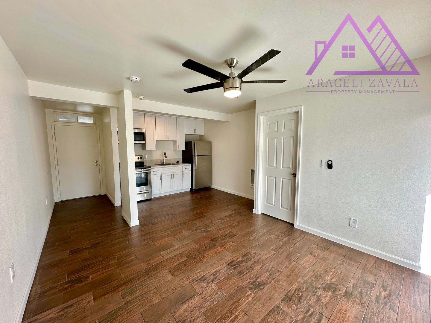 Oceanside Apartment: 1973 Apple St.