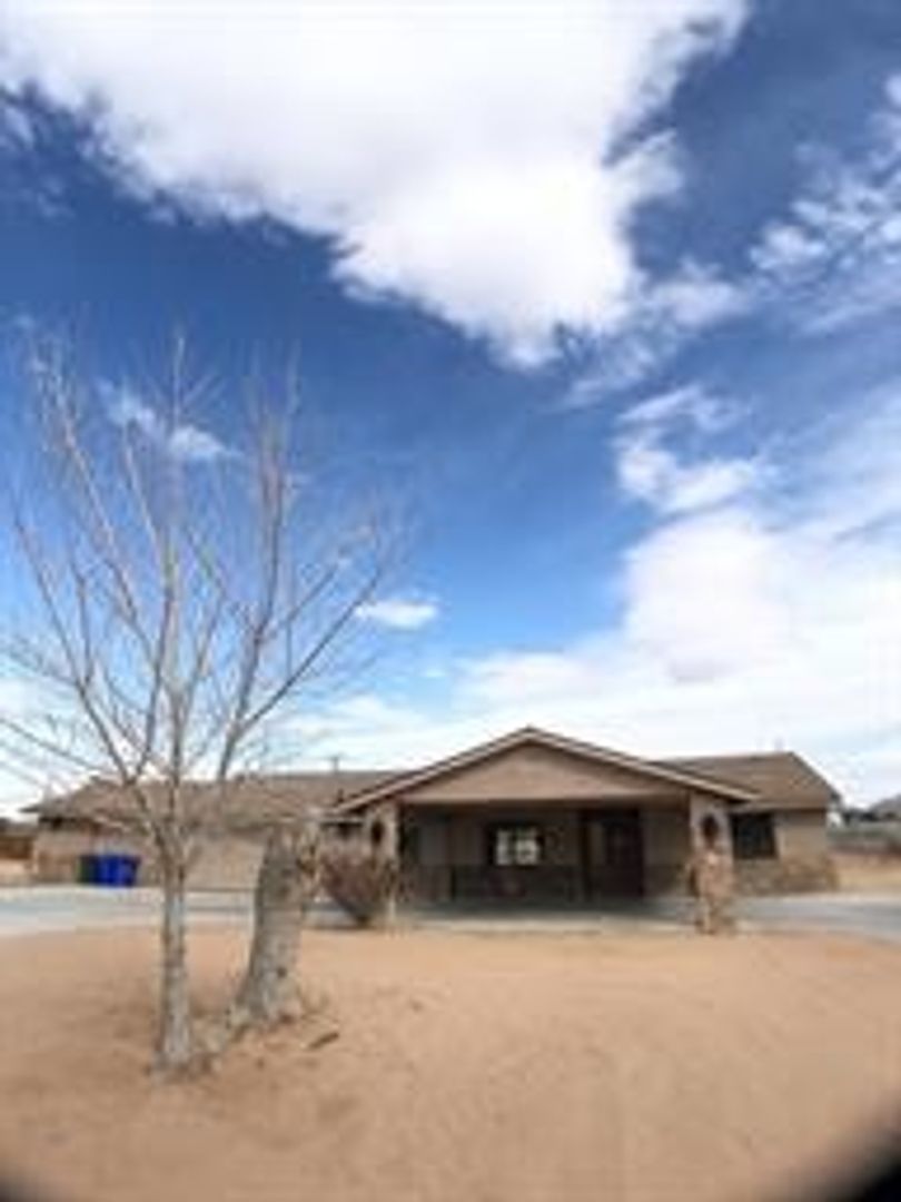 Apple Valley House: 21036 Pine Ridge Ave