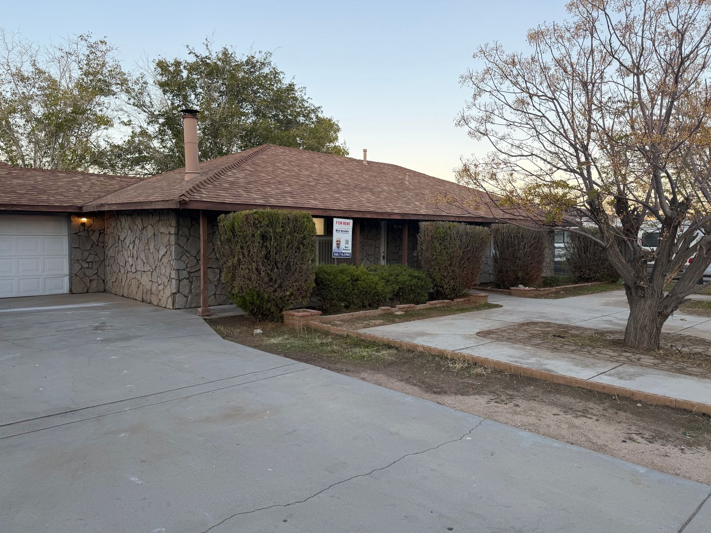 Hesperia House: 14606 Riverside St