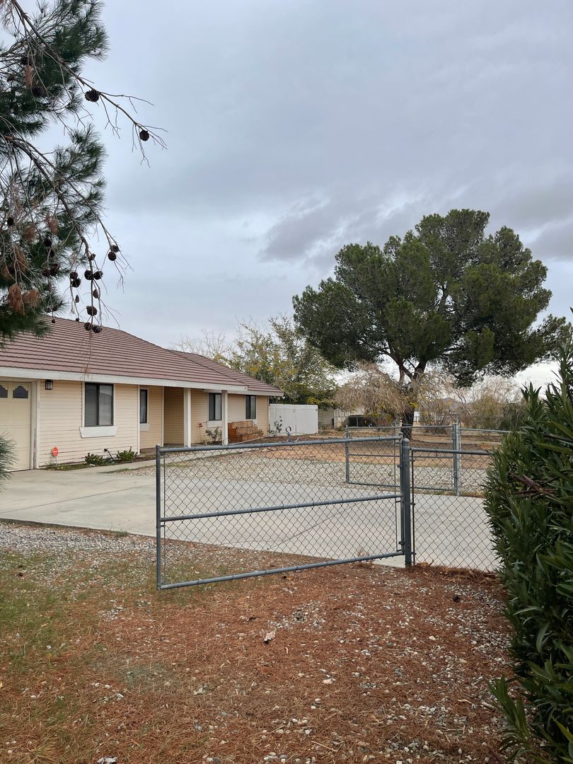 Apple Valley House: 12340 Algonquin Rd