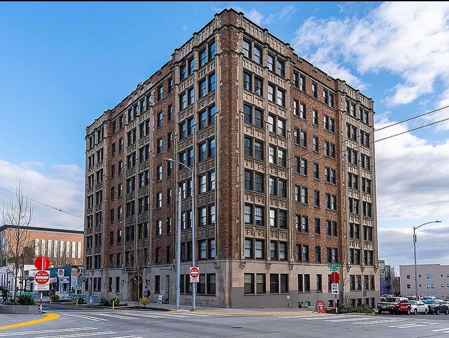 Seattle Apartment: 1305 NE 43rd St
