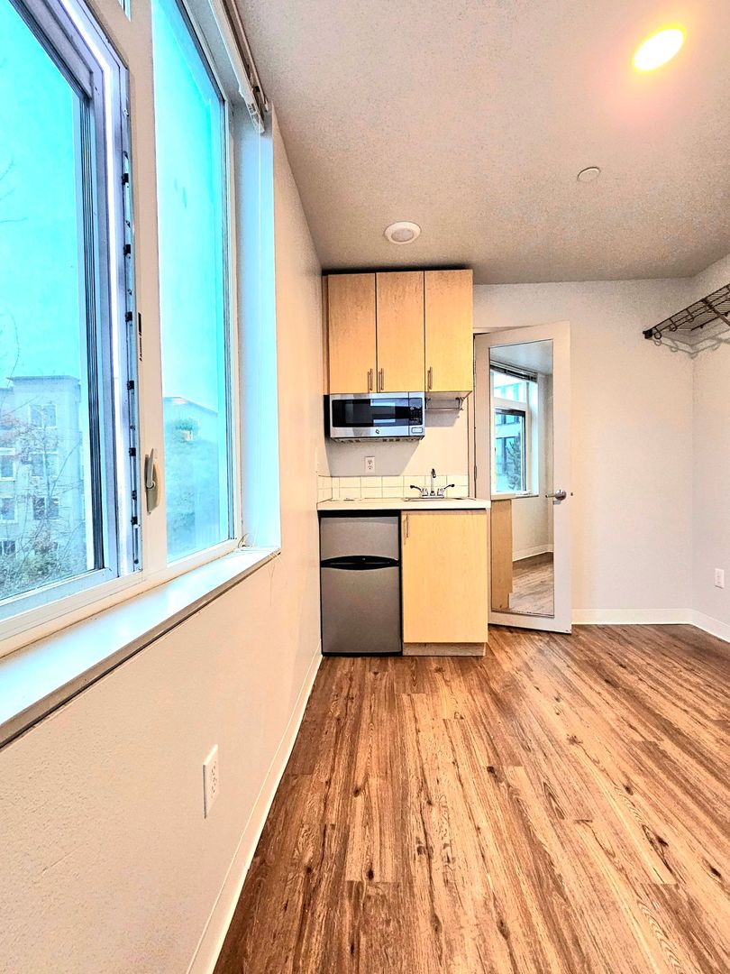 Seattle Apartment: 8727 Phinney Avenue North