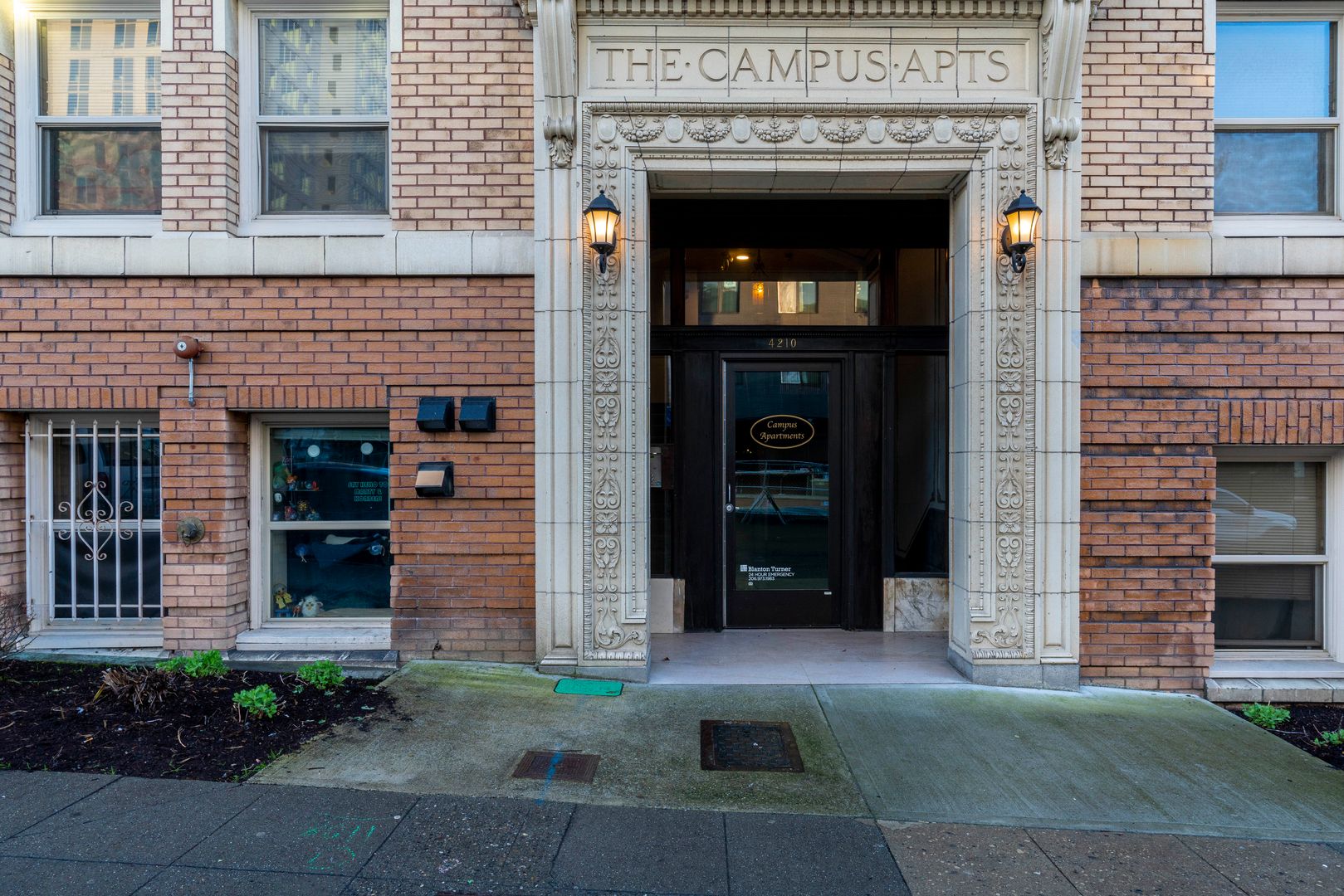 Seattle Apartment: 4210 Brooklyn Ave NE