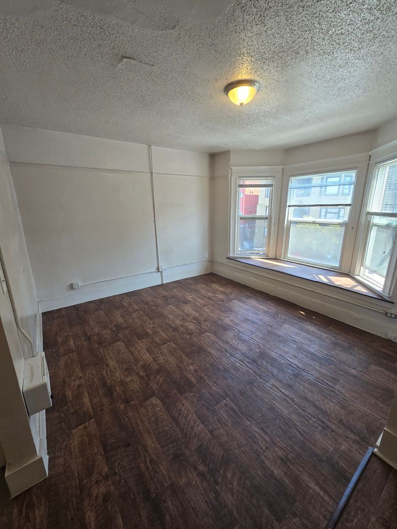 Seattle Apartment: 1723 Summit Ave