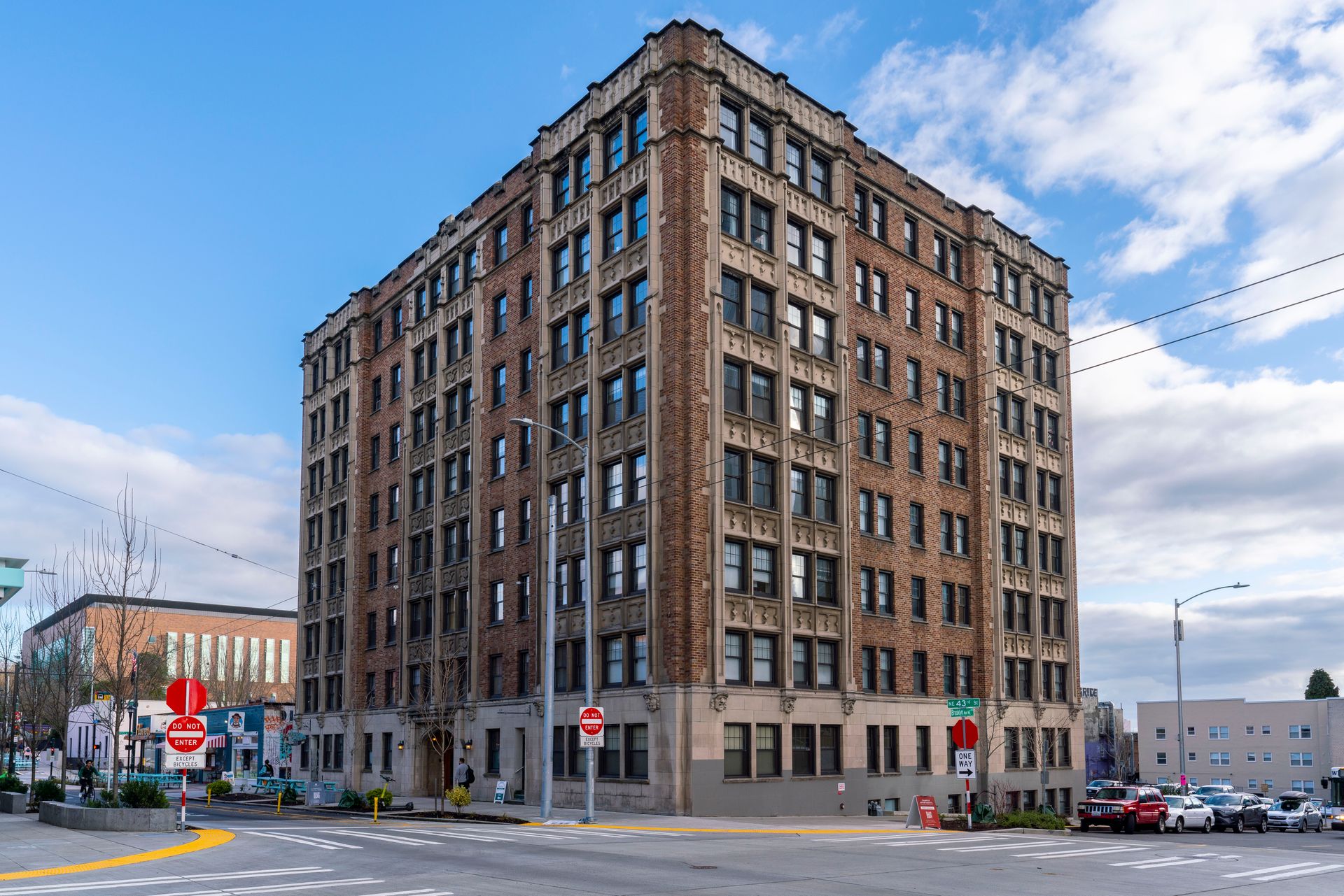 Seattle Apartment: 1305 NE 43rd St