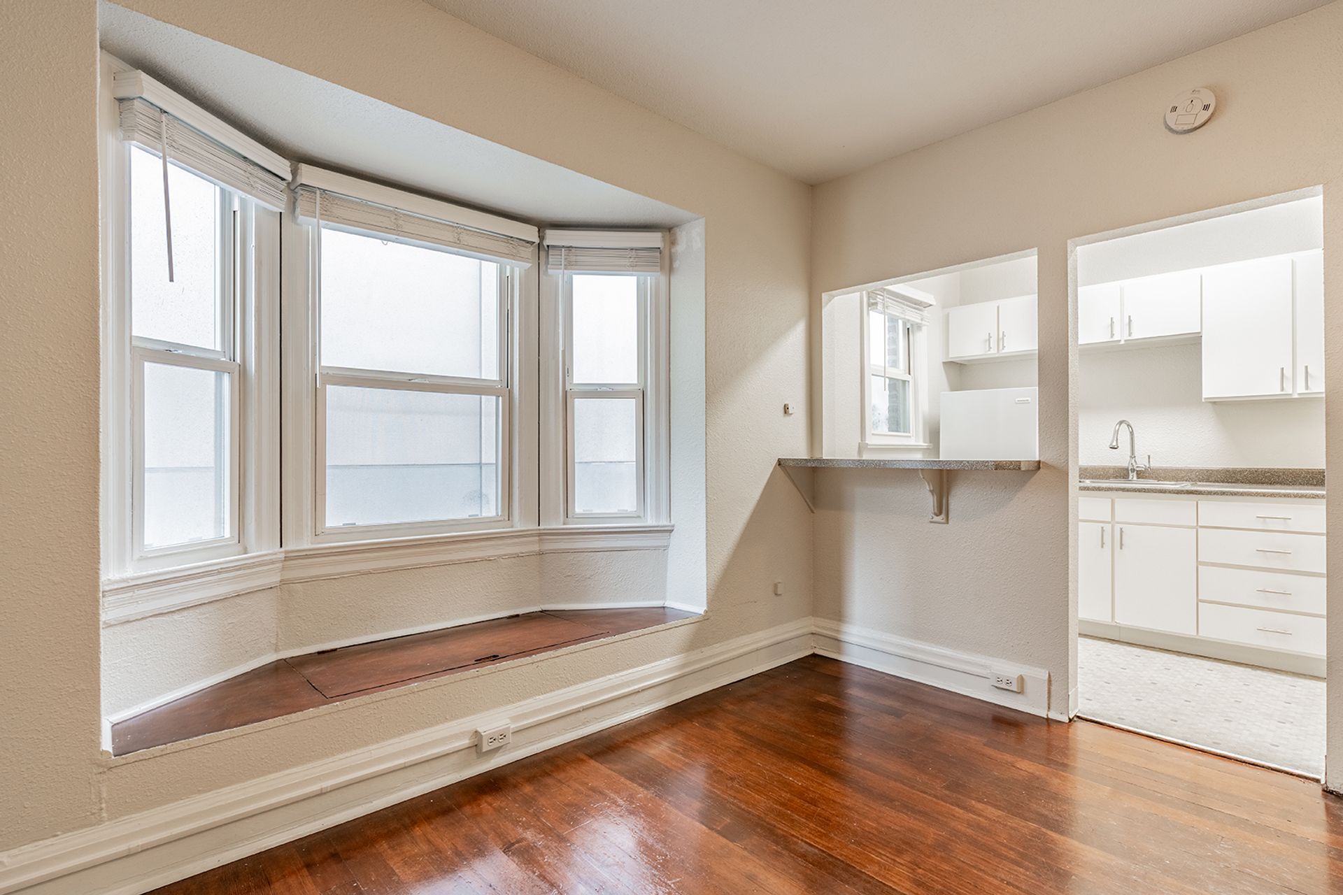 Seattle Apartment: 527 Eastlake Ave E