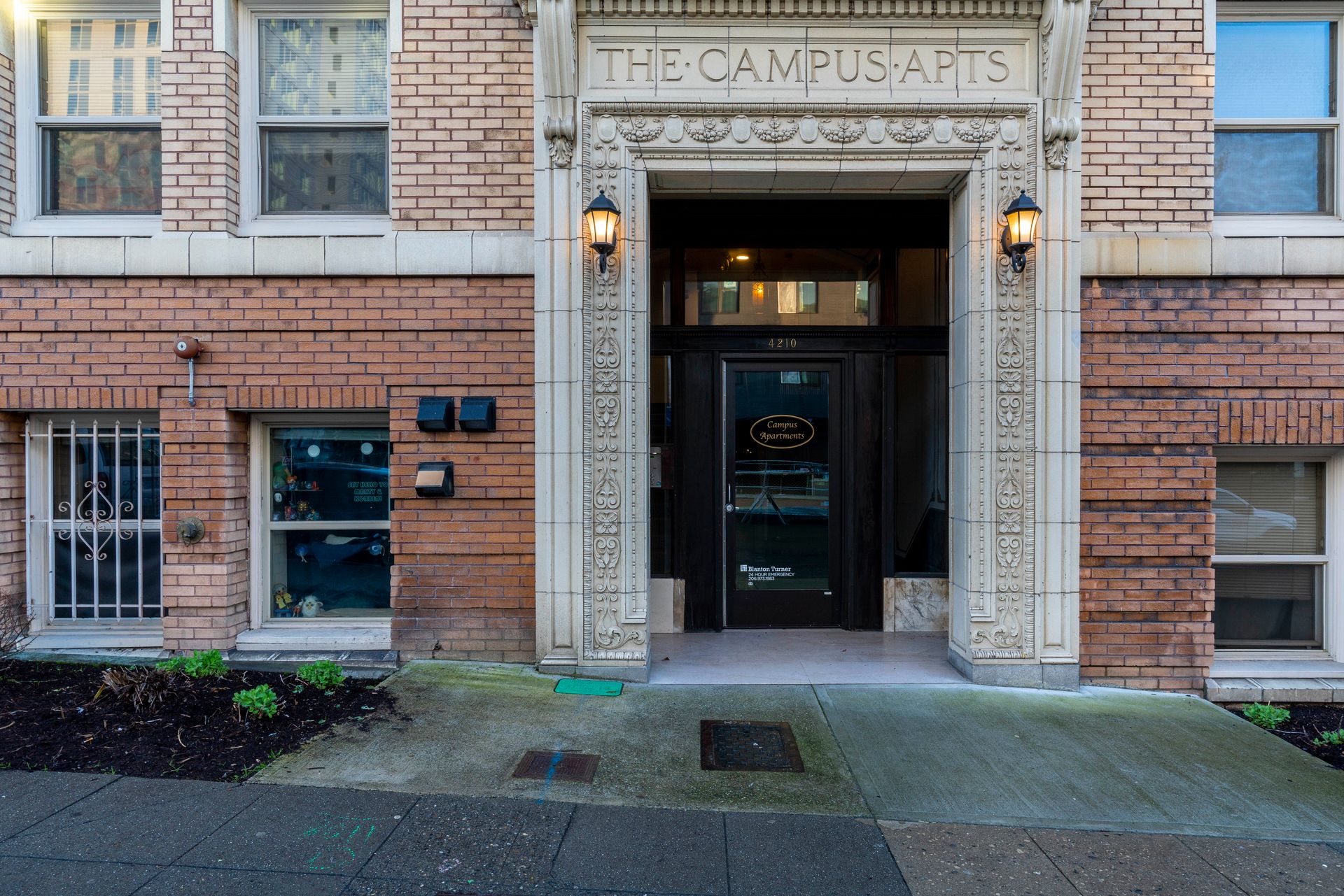 Seattle Apartment: 4210 Brooklyn Ave NE