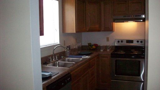 Beautiful Spacious 2 bedroom 1.5 bathroom Townhouse 1200 sq ft – photo 1