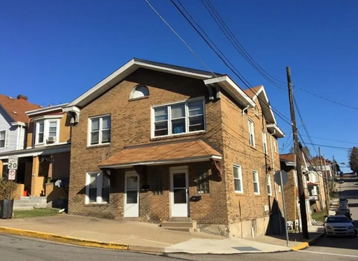 Charming 3 Bedroom First Floor Duplex – Available Now! – photo 1