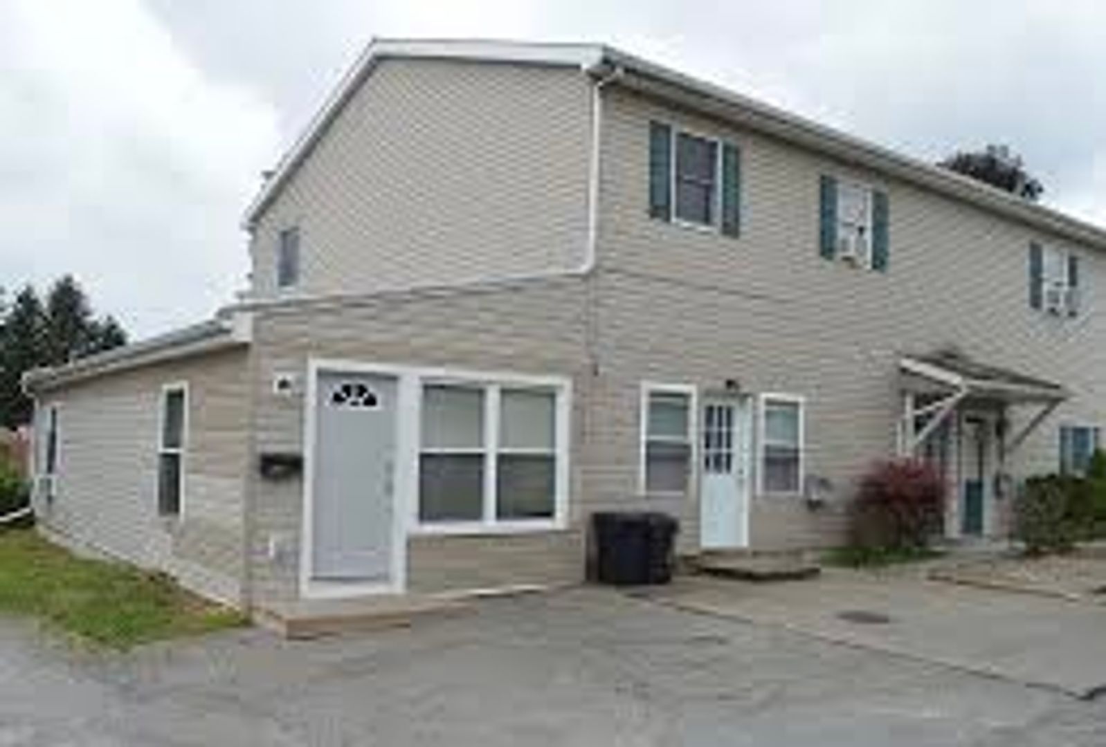 Grove City Apartment: 318 1/2 N. Broad Street