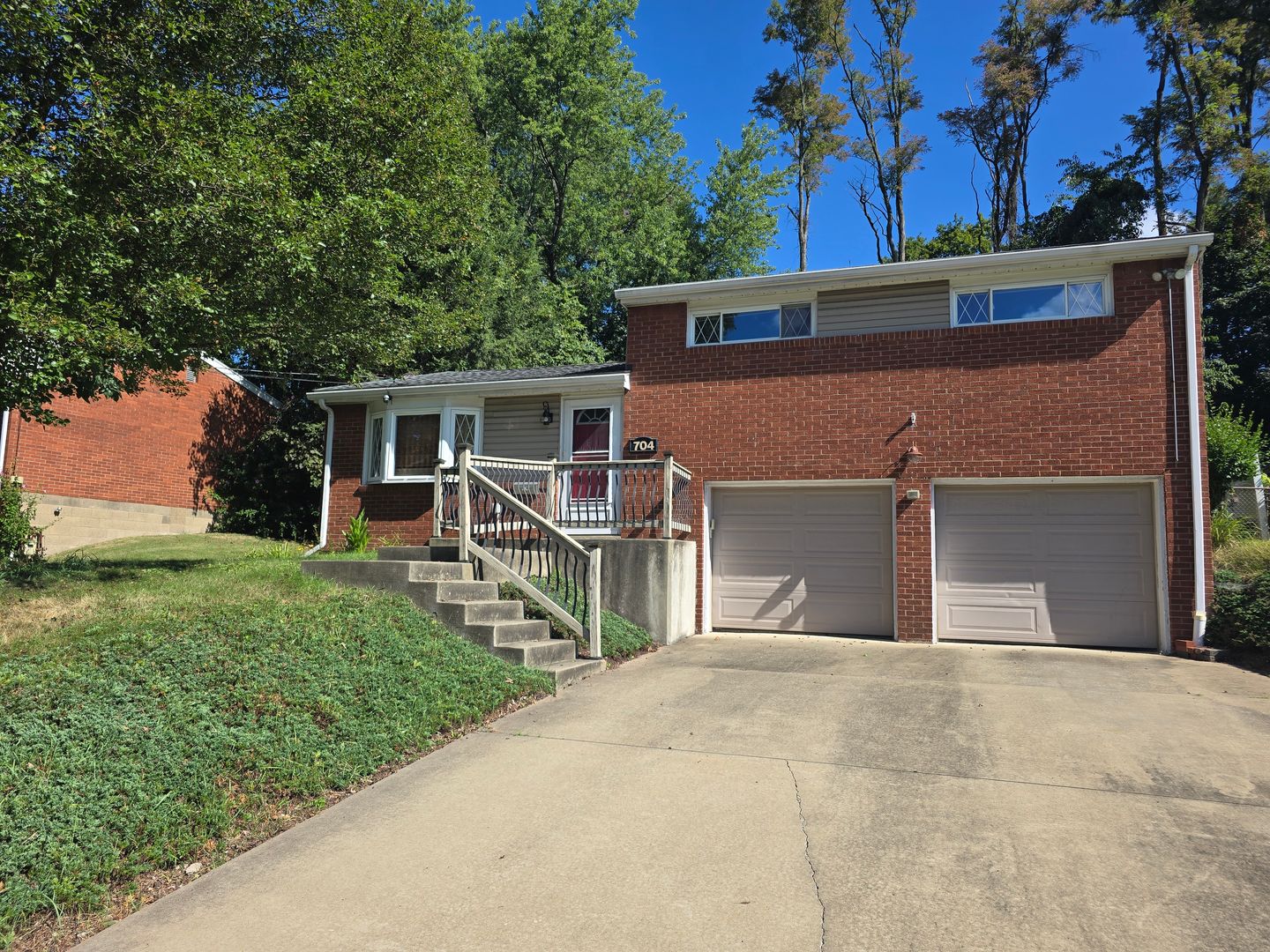 Monroeville House: 704 Garden City Drive
