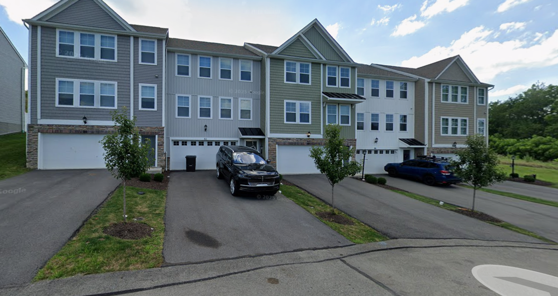 Washington Townhome: 82 Hawthorne Drive