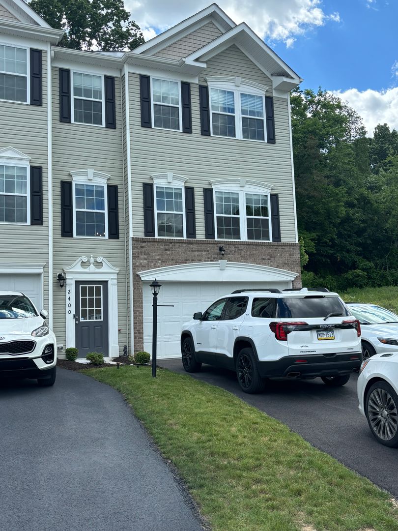 Imperial House: 2400 Canterbury Dr