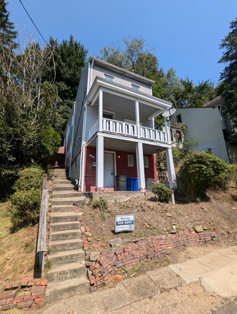 Pittsburgh House: 940 Rothpletz Street
