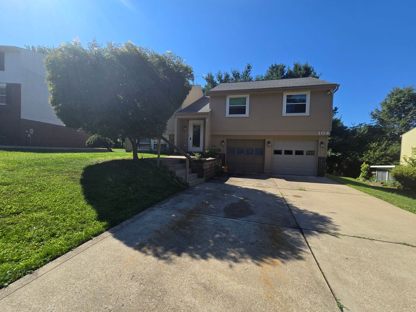 Monroeville House: 104 Ridgeview Dr.