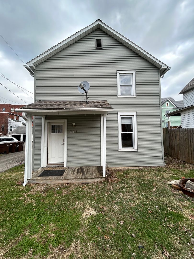 Grove City House: 221 1/2 Grace Street