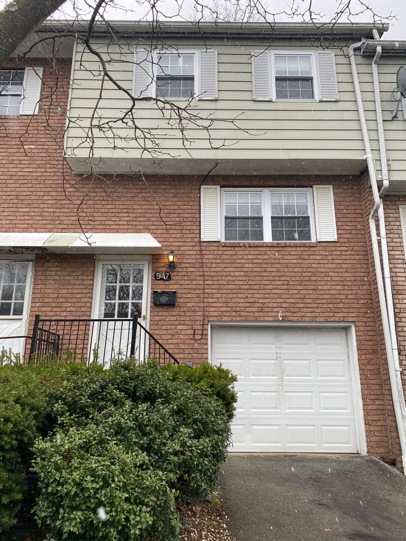 3 Bedroom Townhouse in Hempfield School District - Ready 9/1