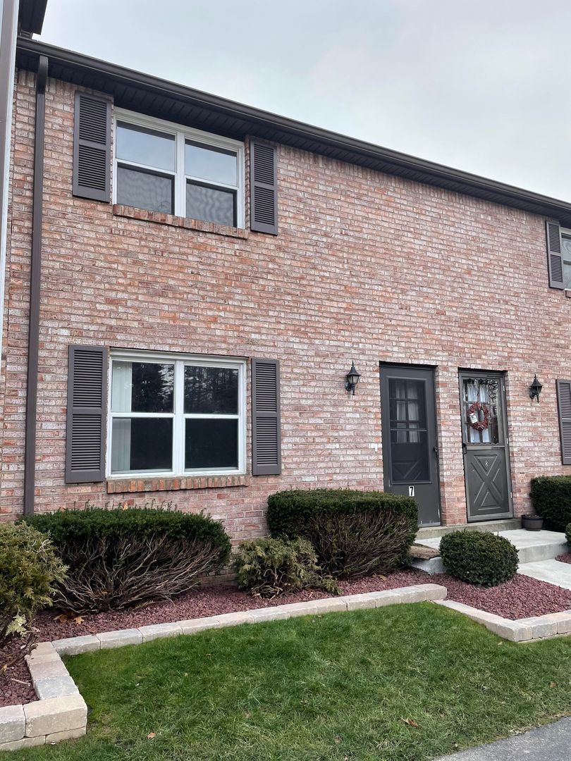 MOON TWP House: 1685 BROADHEAD RD #7