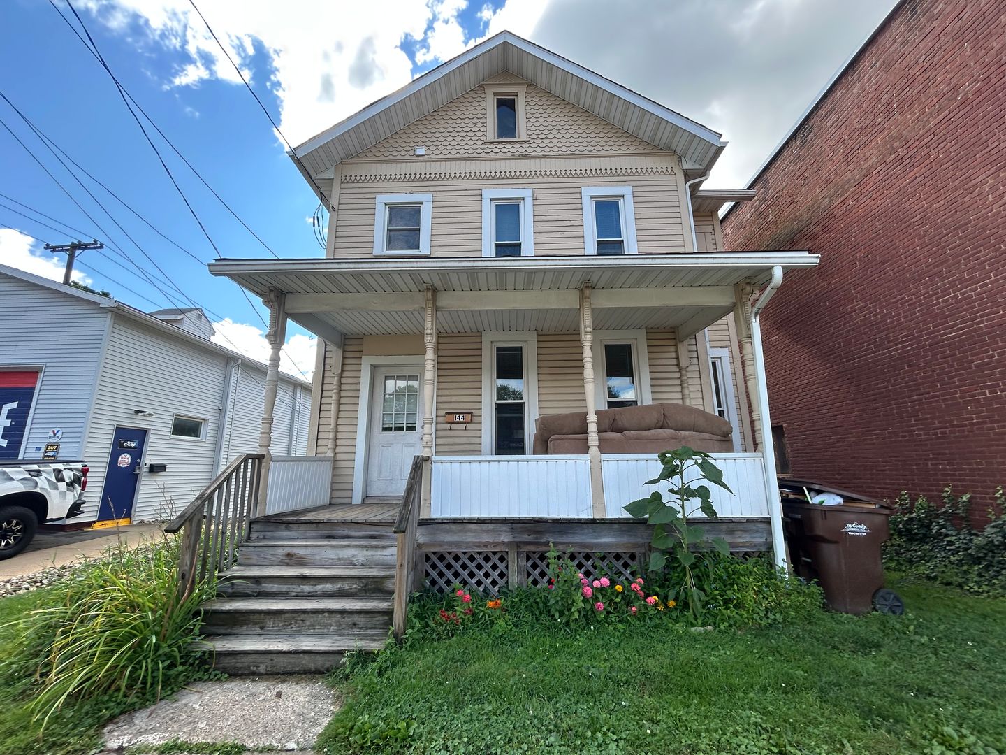 Grove City House: 144 N Broad Street