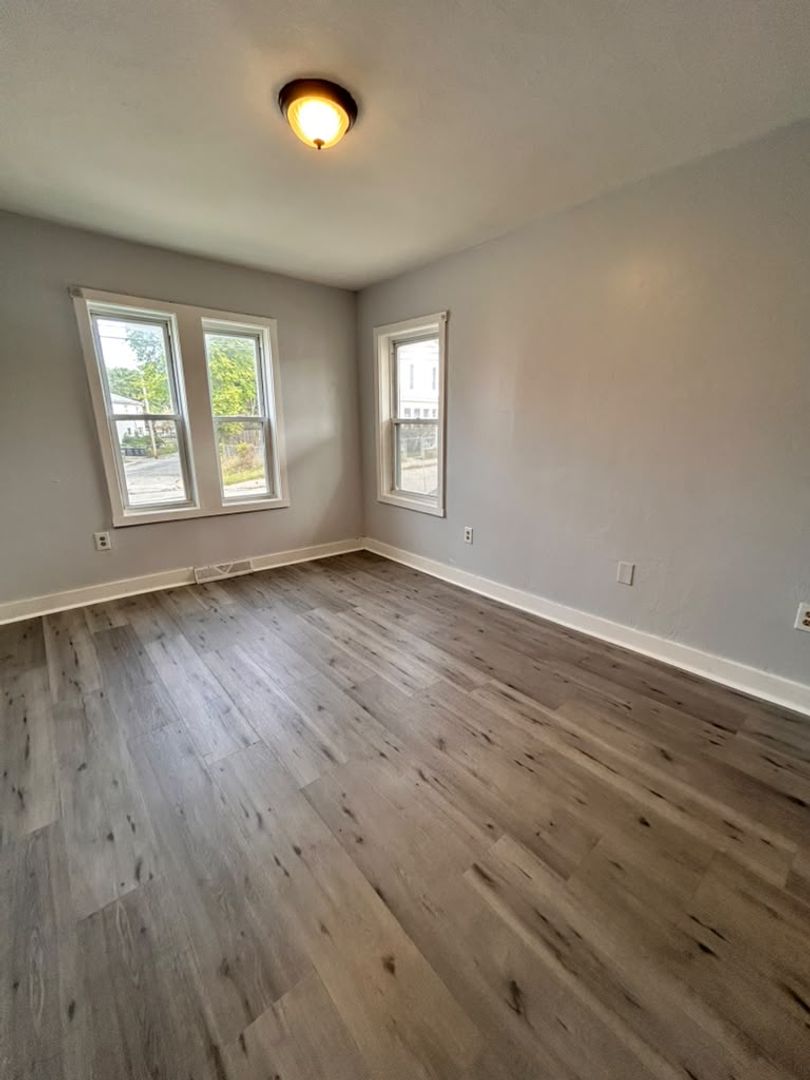Southbridge Apartment: 172 Charlton Street