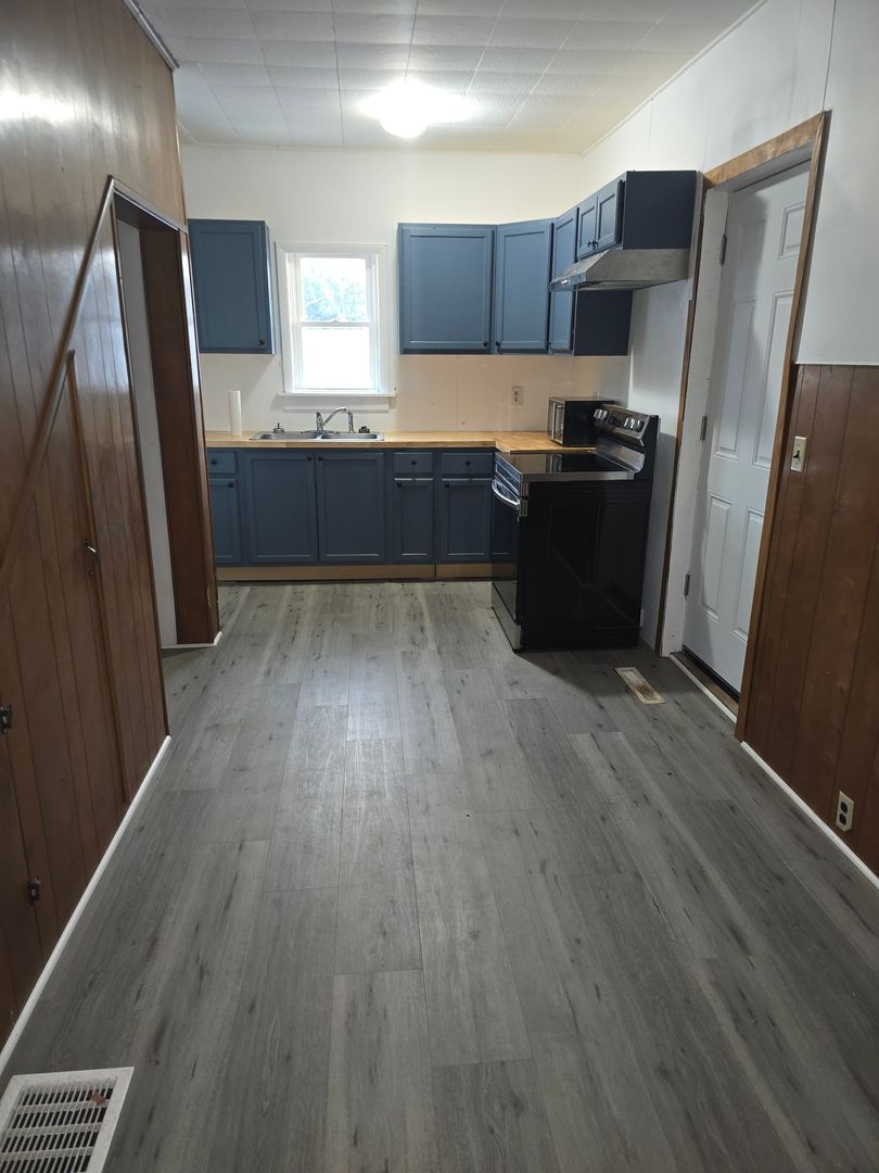 Blossvale Apartment: 3246 Haskins Rd