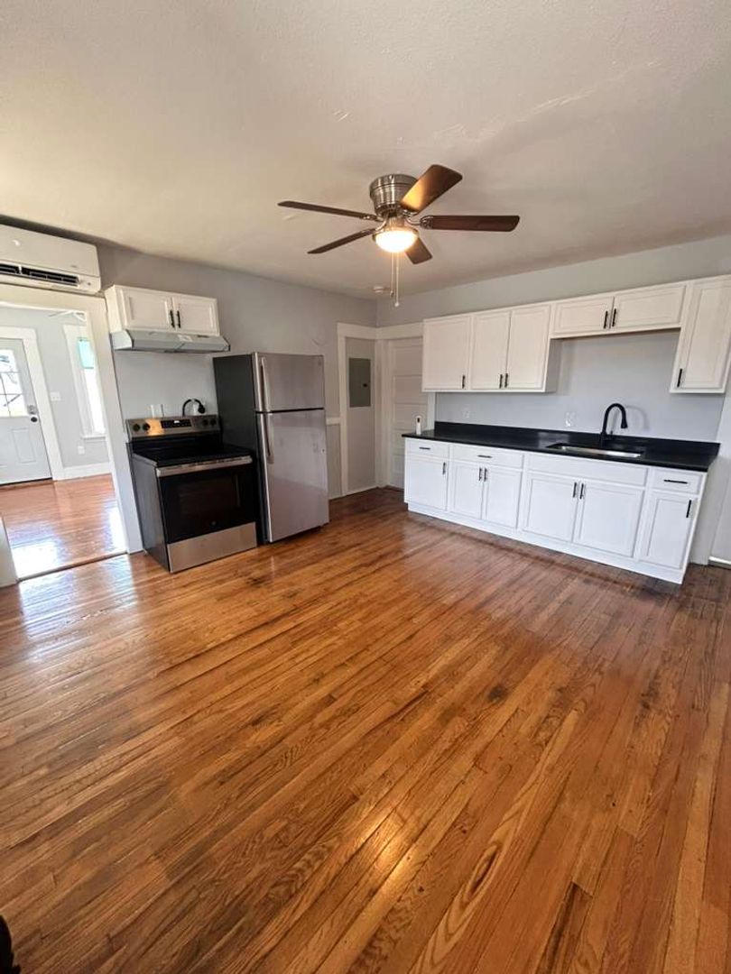 Southbridge Apartment: 67 Fairlawn Ave