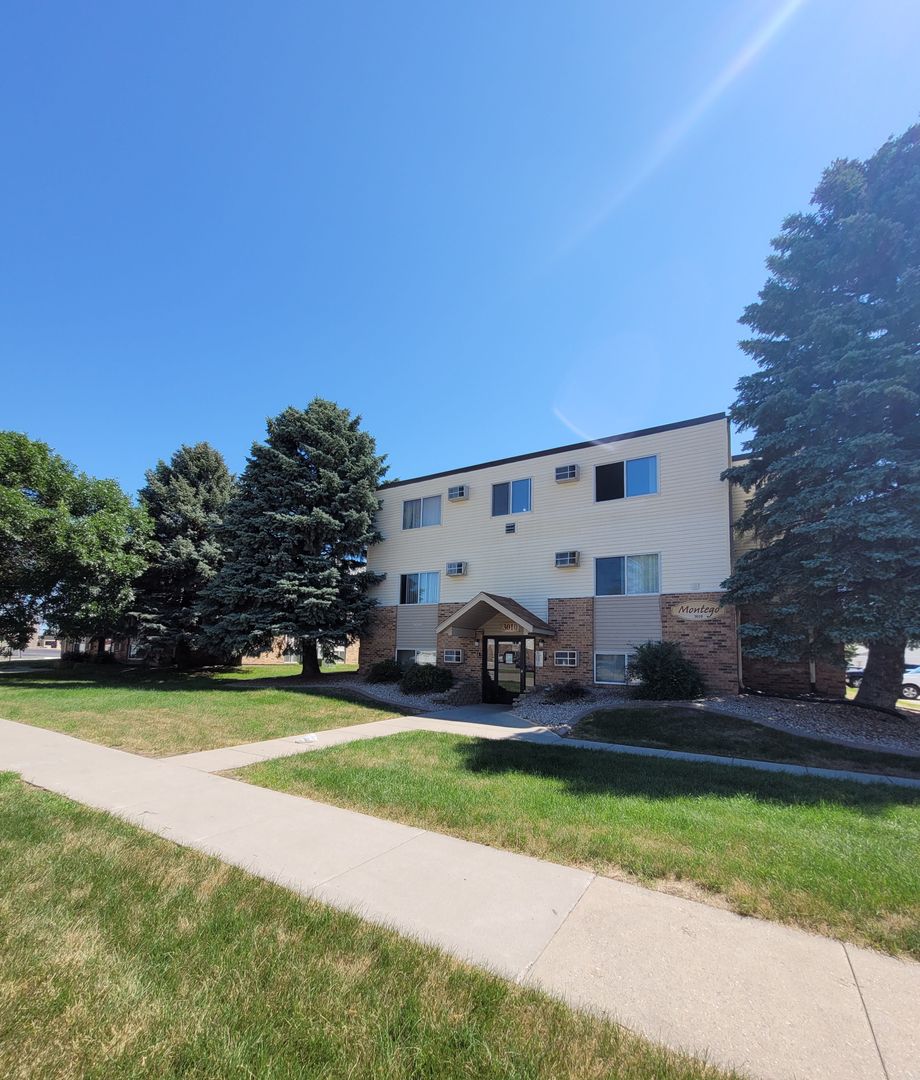 Moorhead Apartment: 3010 18th St S