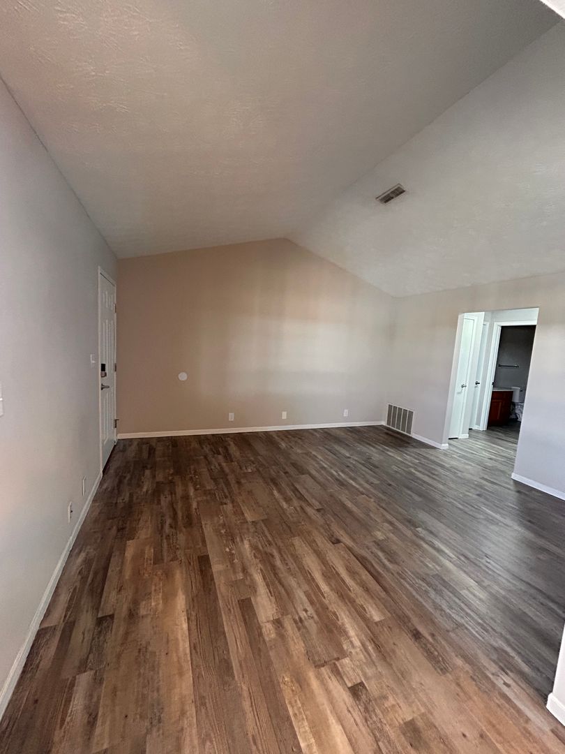 Huntington Apartment: 2930 Auburn Road, G-1