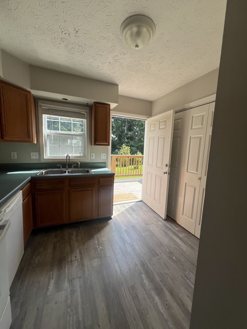 Mount Hope Apartment: 201 Mohican Lane
