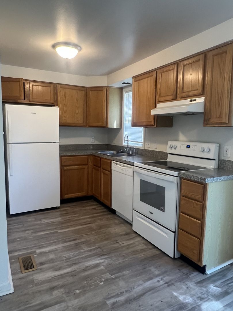 Mount Hope Apartment: 201 Mohican Lane