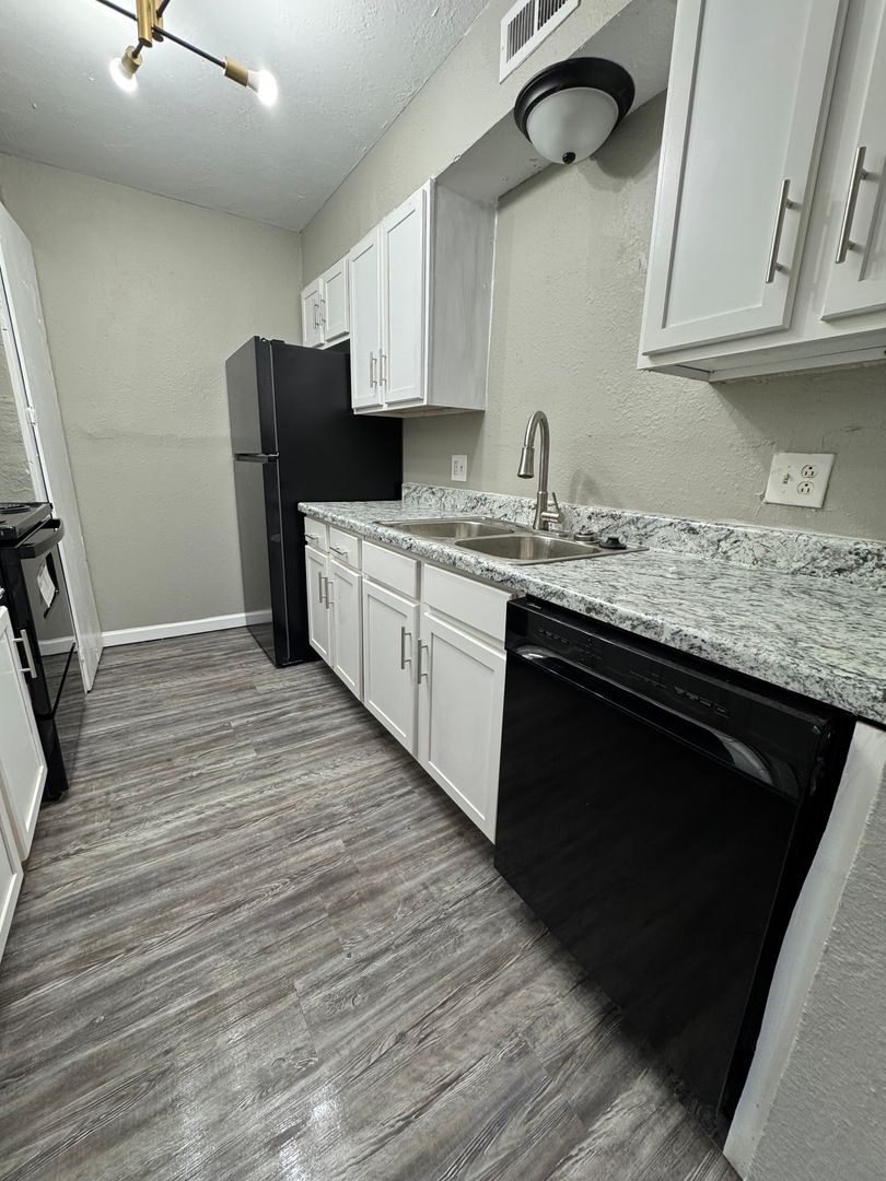 Moore Apartment: 921 NE 12th St