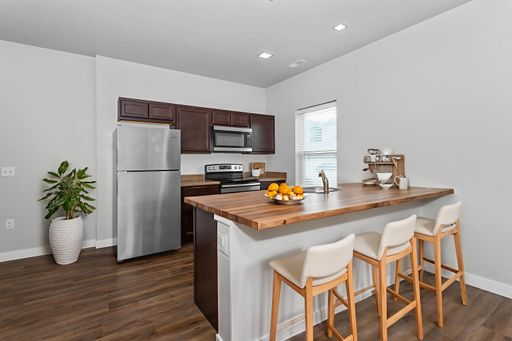 Large One Bedroom with Attached Garage! – photo 1