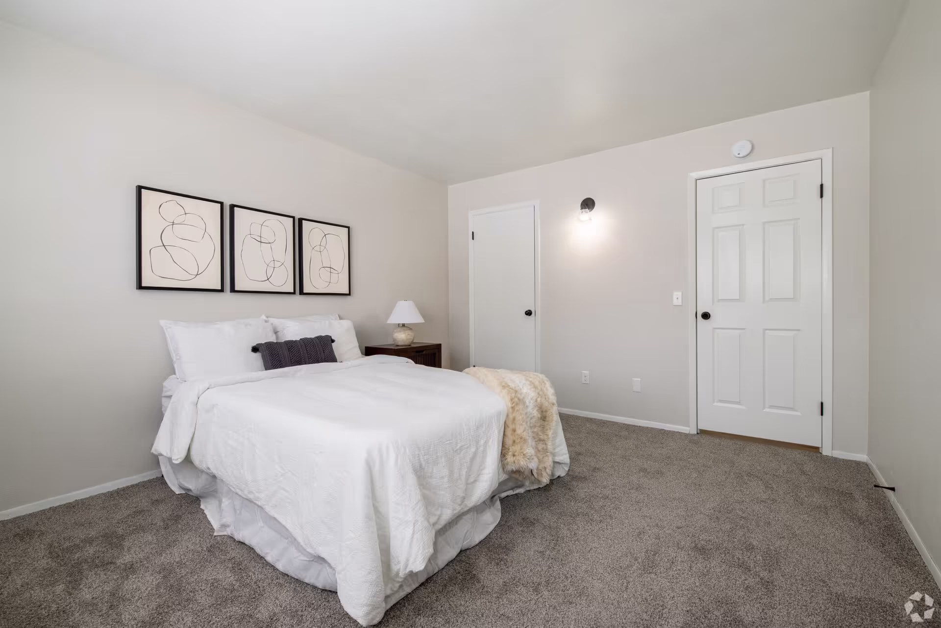 Davenport Apartment: 4444 N Division St