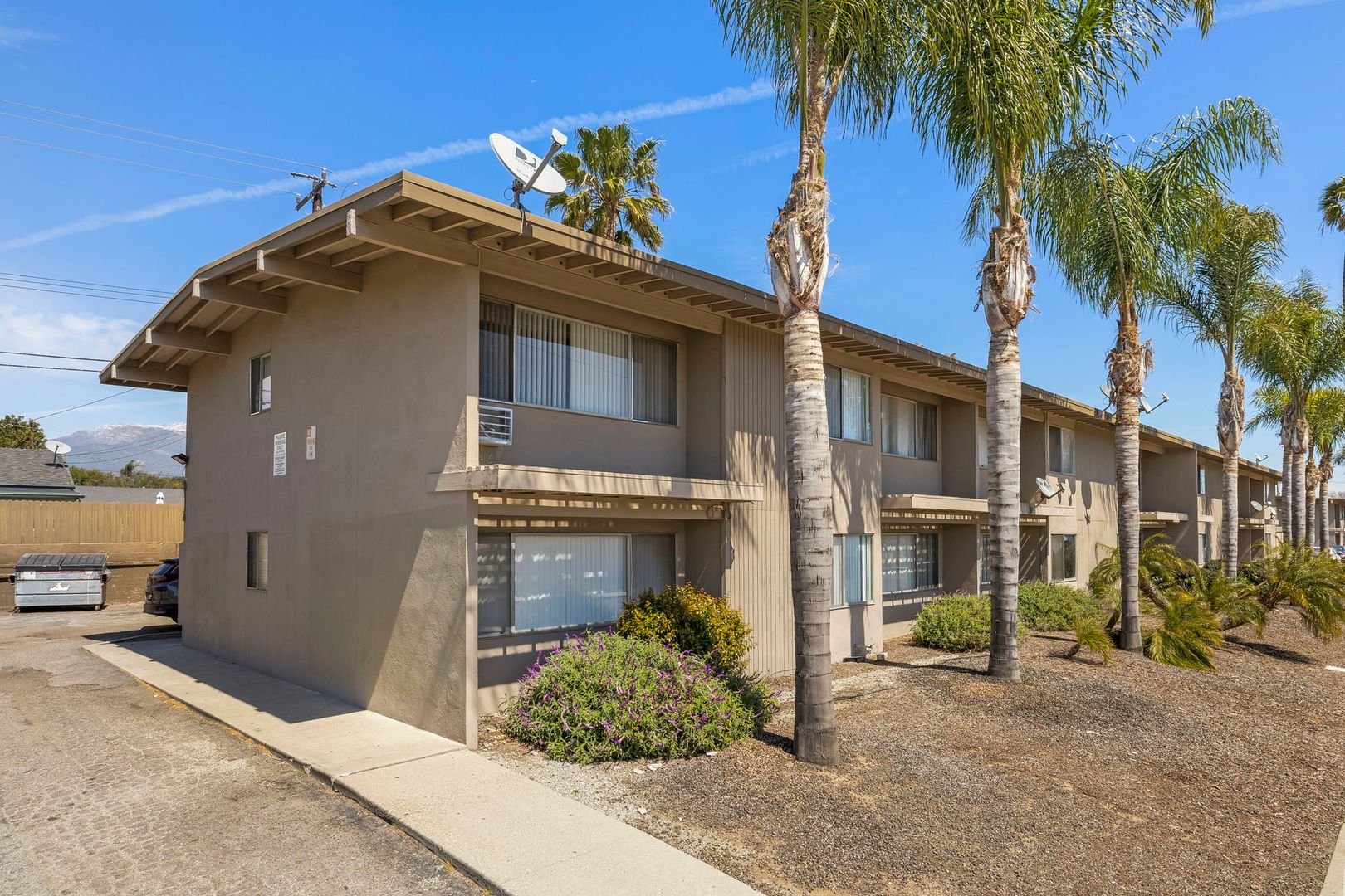 Beautiful 2 bedroom x 1 Bathroom Apartment in the heart of Santa Paula! 