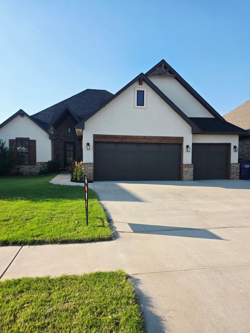 Mustang House: 536 E Barajas Terrace