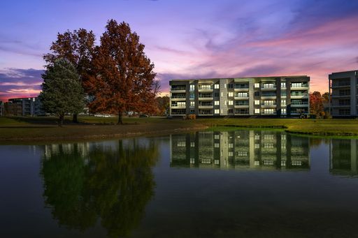 Luxury 3 Bedroom Condo with a Den – photo 1