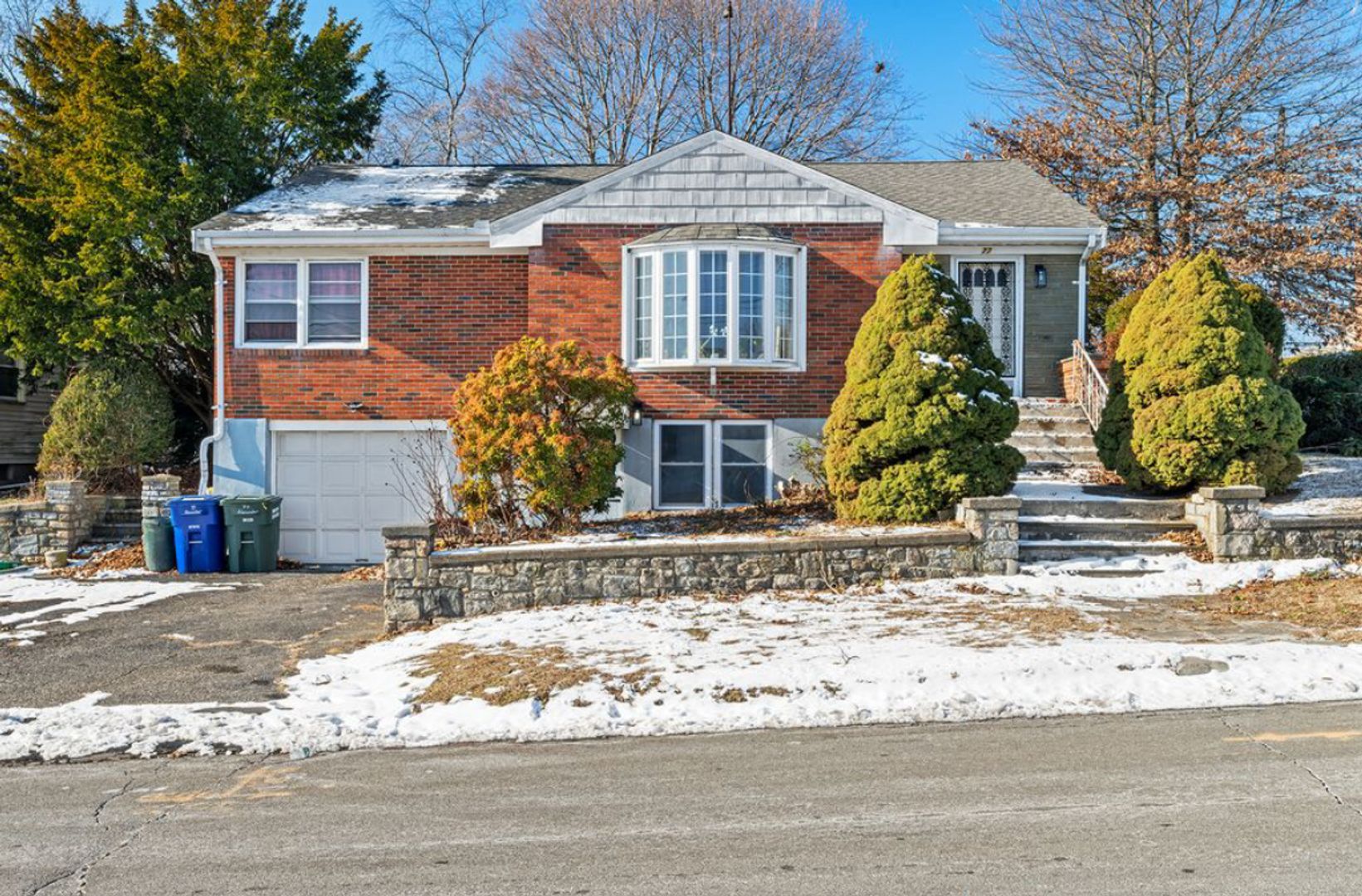 Bridgeport Apartment: 77 Alexander Avenue