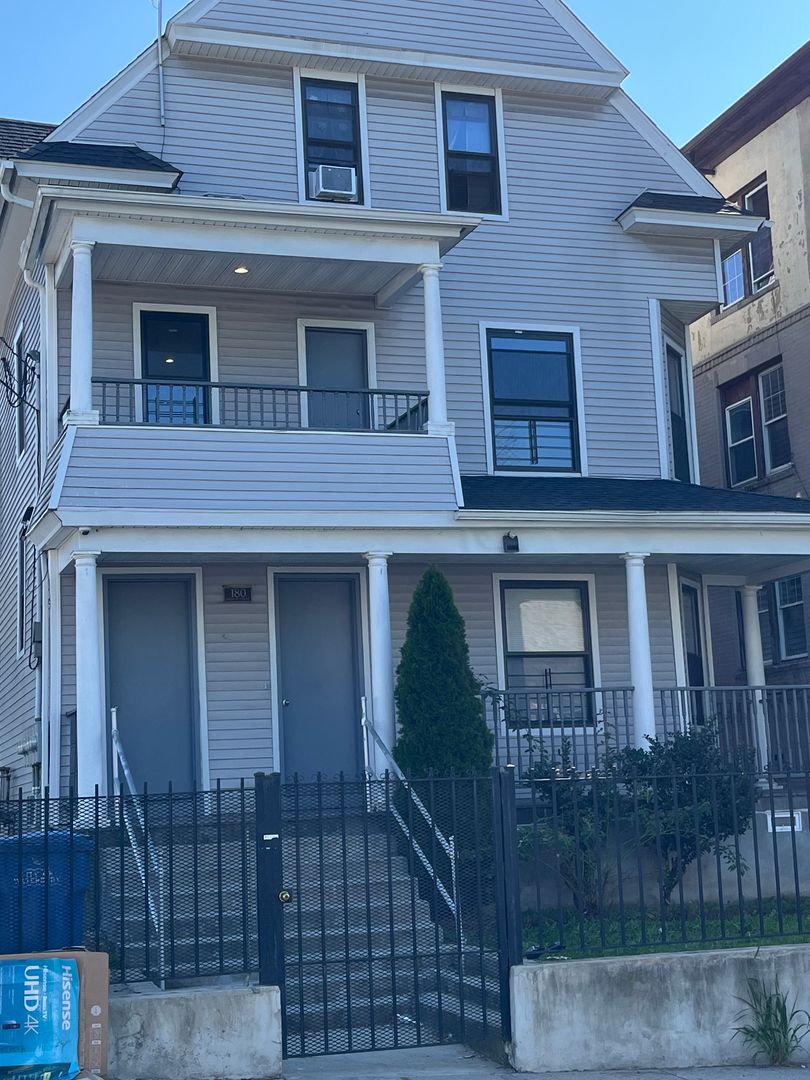 Waterbury Apartment: 180 Willow Street - 2nd Floor