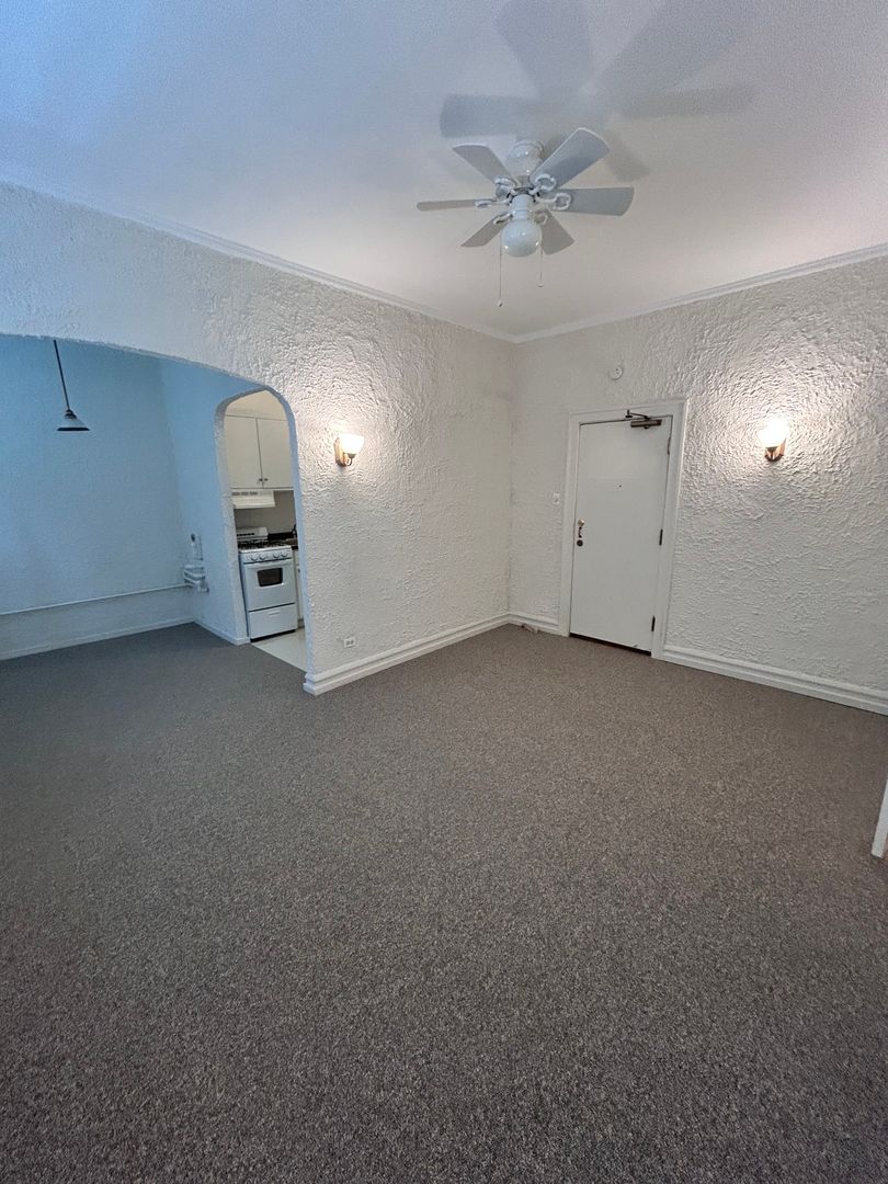 Chicago Apartment: 5727 N Winthrop Ave