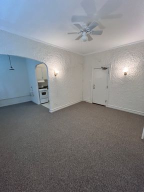 Studio Located in Edgewater! Minutes to Red Line, Edgewater Beach, Shopping and More! – photo 1