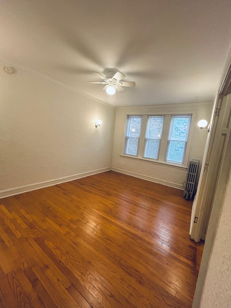 Chicago Apartment: 5727 N Winthrop Ave