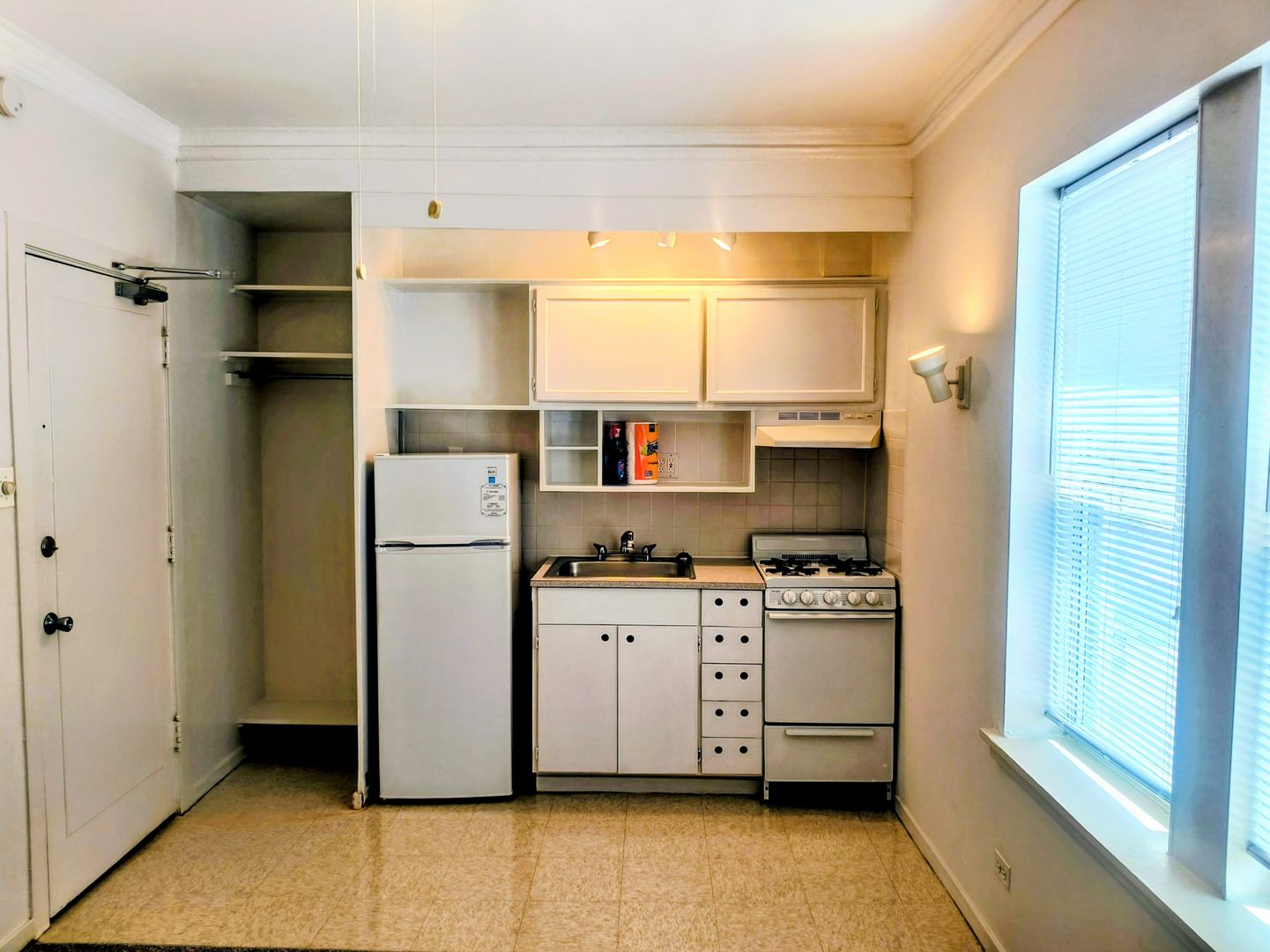Chicago Apartment: 5734 N Winthrop Ave