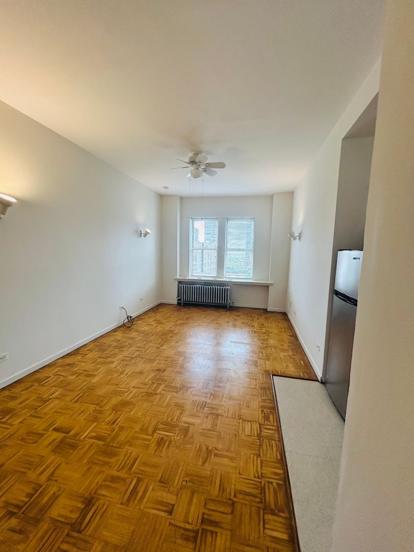 Chicago Apartment: 5734 N Winthrop Ave