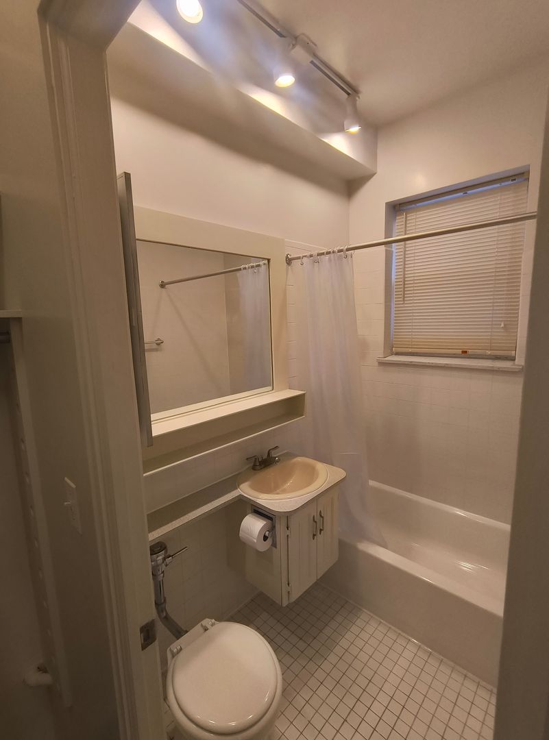 Chicago Apartment: 5727 N Winthrop Ave