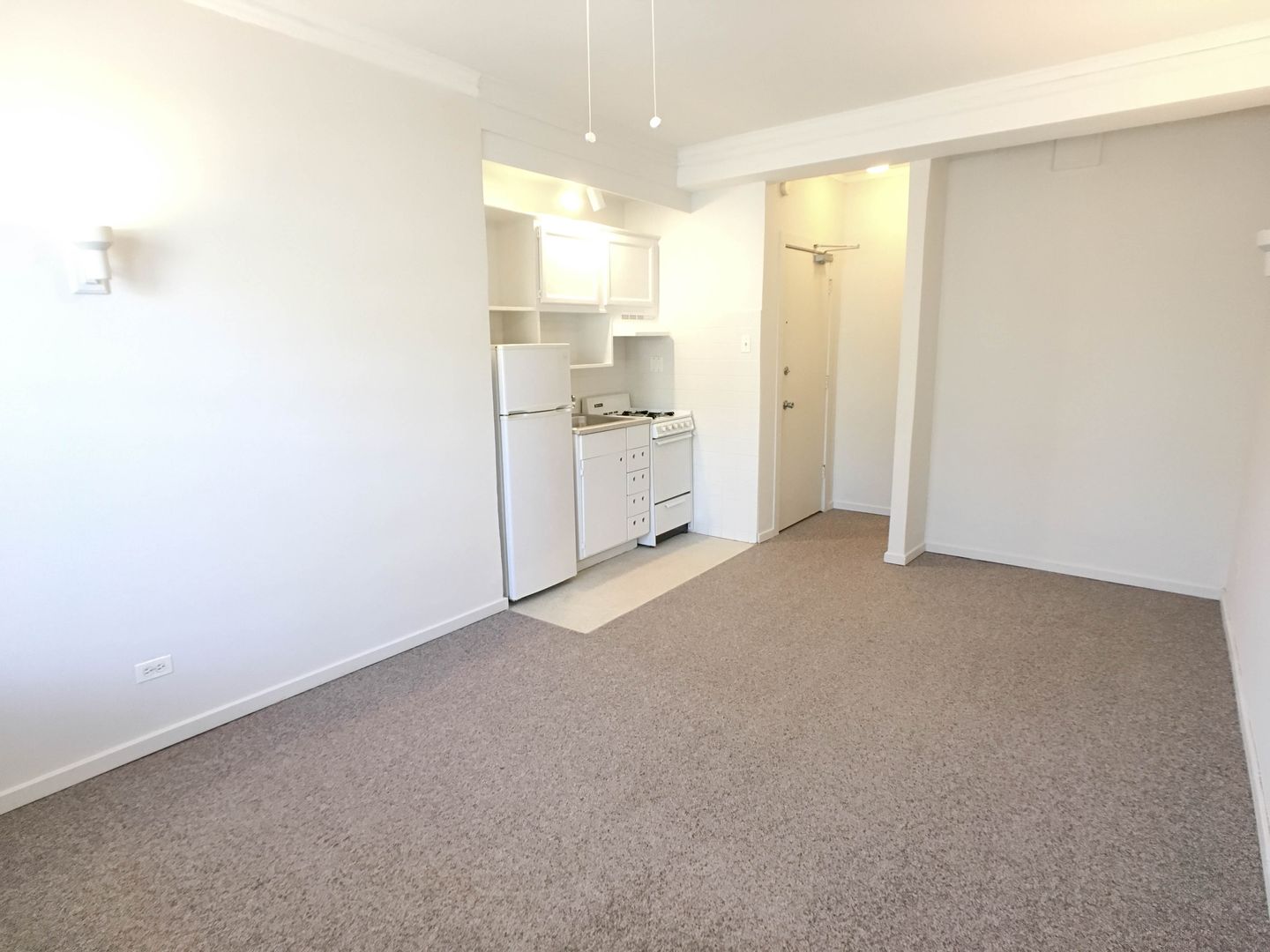 Chicago Apartment: 5734 N Winthrop Ave