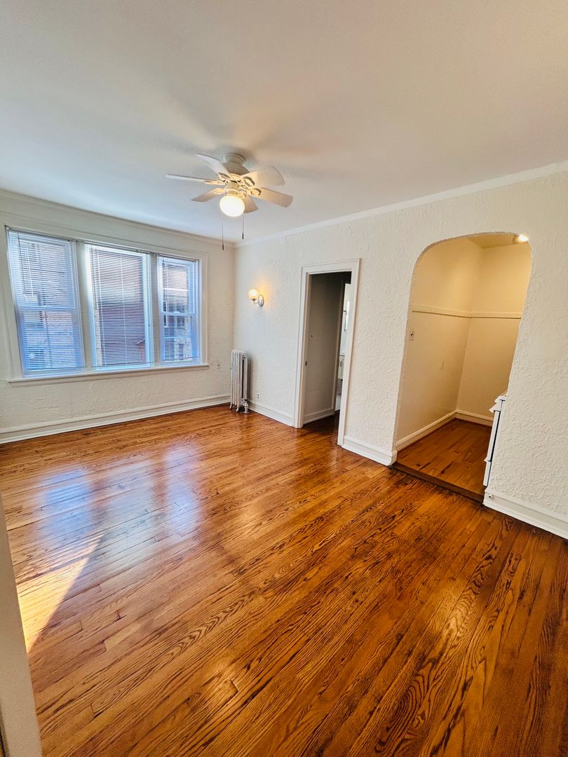 Chicago Apartment: 5727 N Winthrop Ave