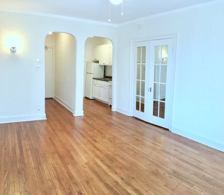 Studio In Edgewater proximity to Chicago's downtown area, steps to the Red Line, Beach and More! – photo 1