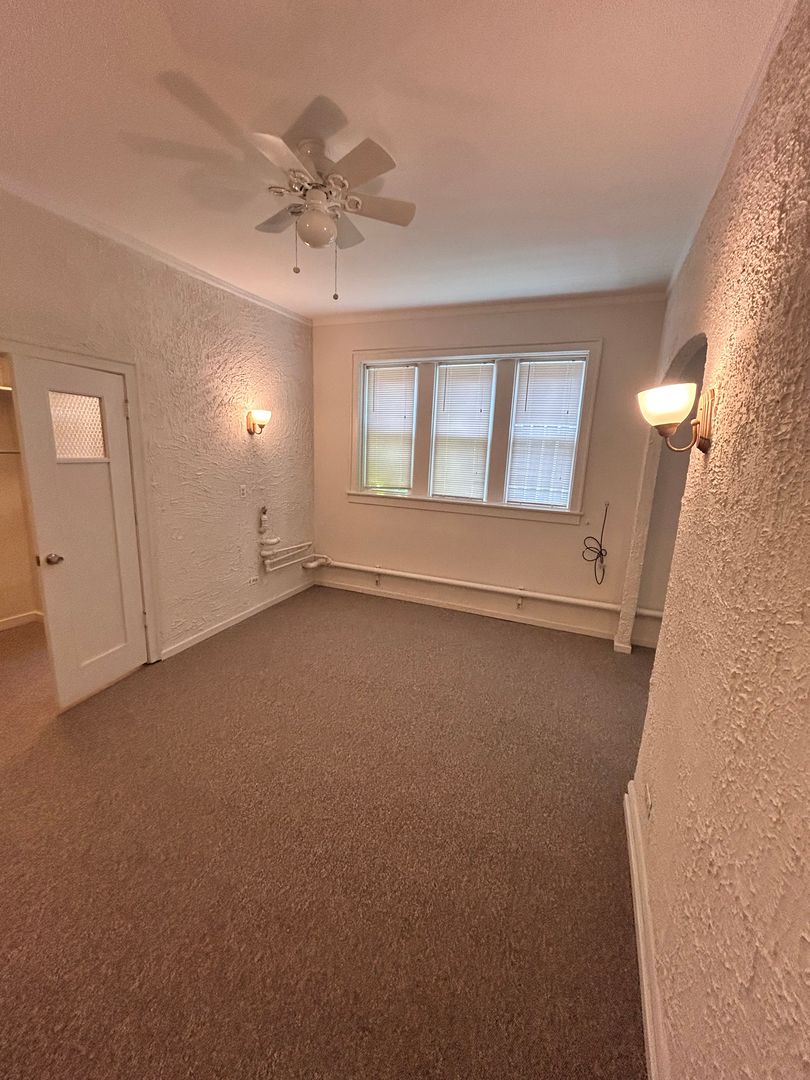 Chicago Apartment: 5727 N Winthrop Ave