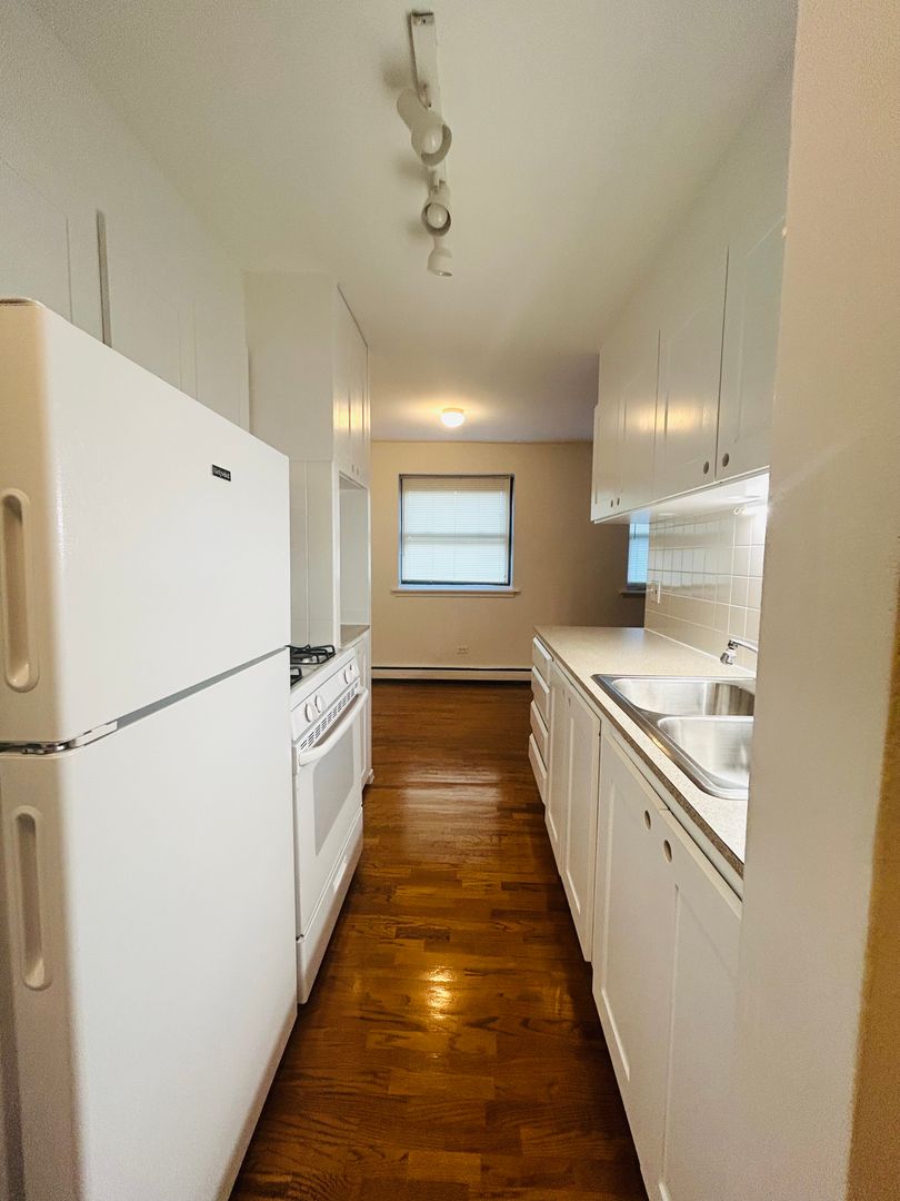 Chicago Apartment: 5747 N Winthrop Ave